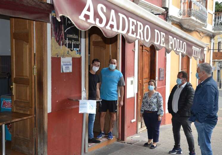 Visita a uno de los establecimientos (Foto TA)